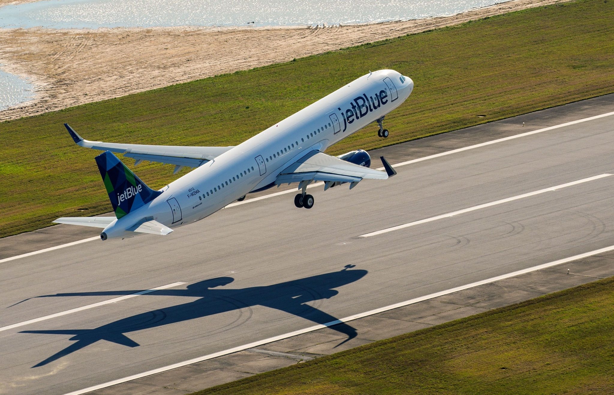 ¿Cómo puedo elegir mi asiento de vuelo en JetBlue?