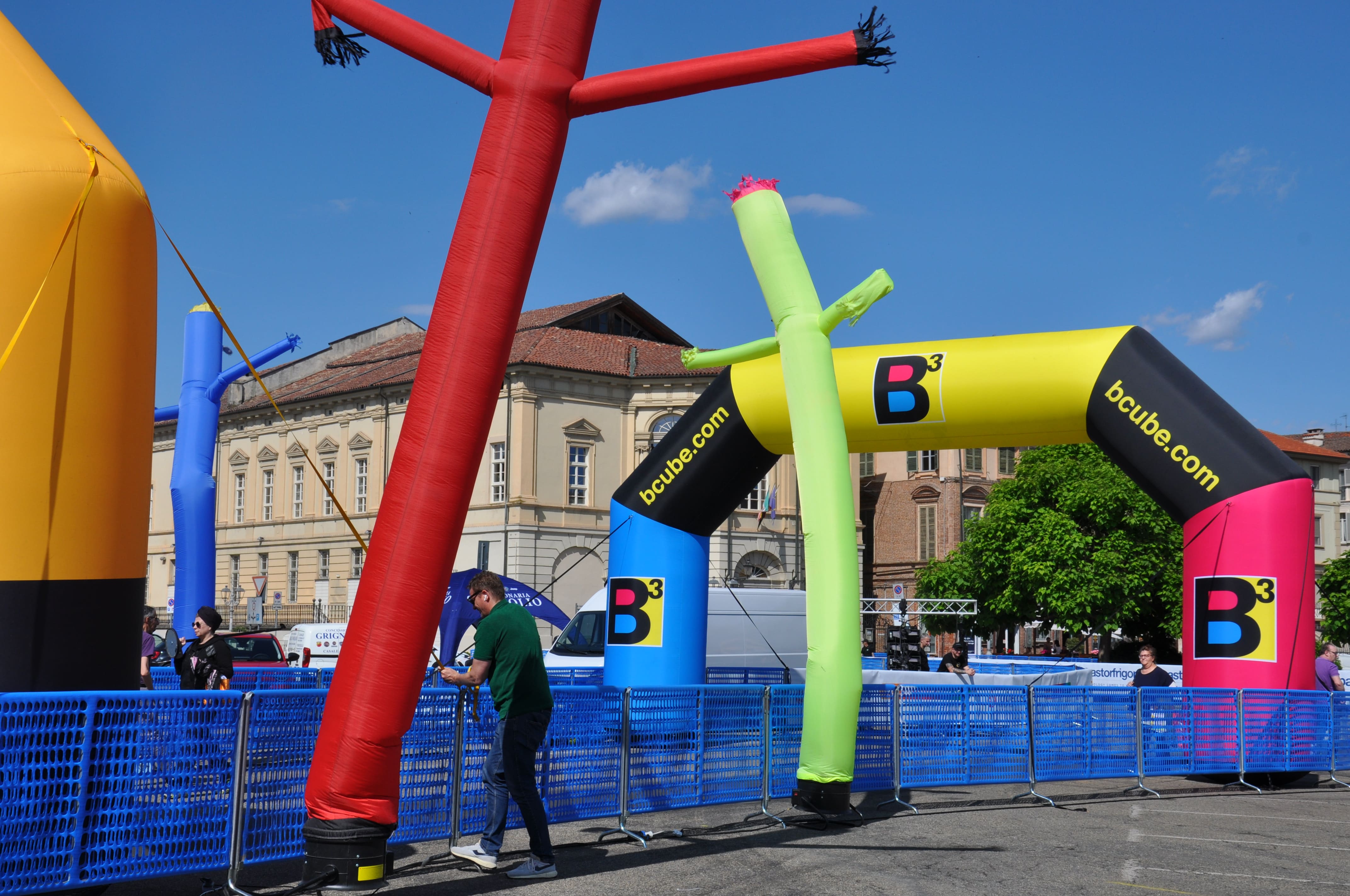 Stracasale 2025: Sicurezza e Stile Corrono Insieme | Transenne.net - Transenne.net