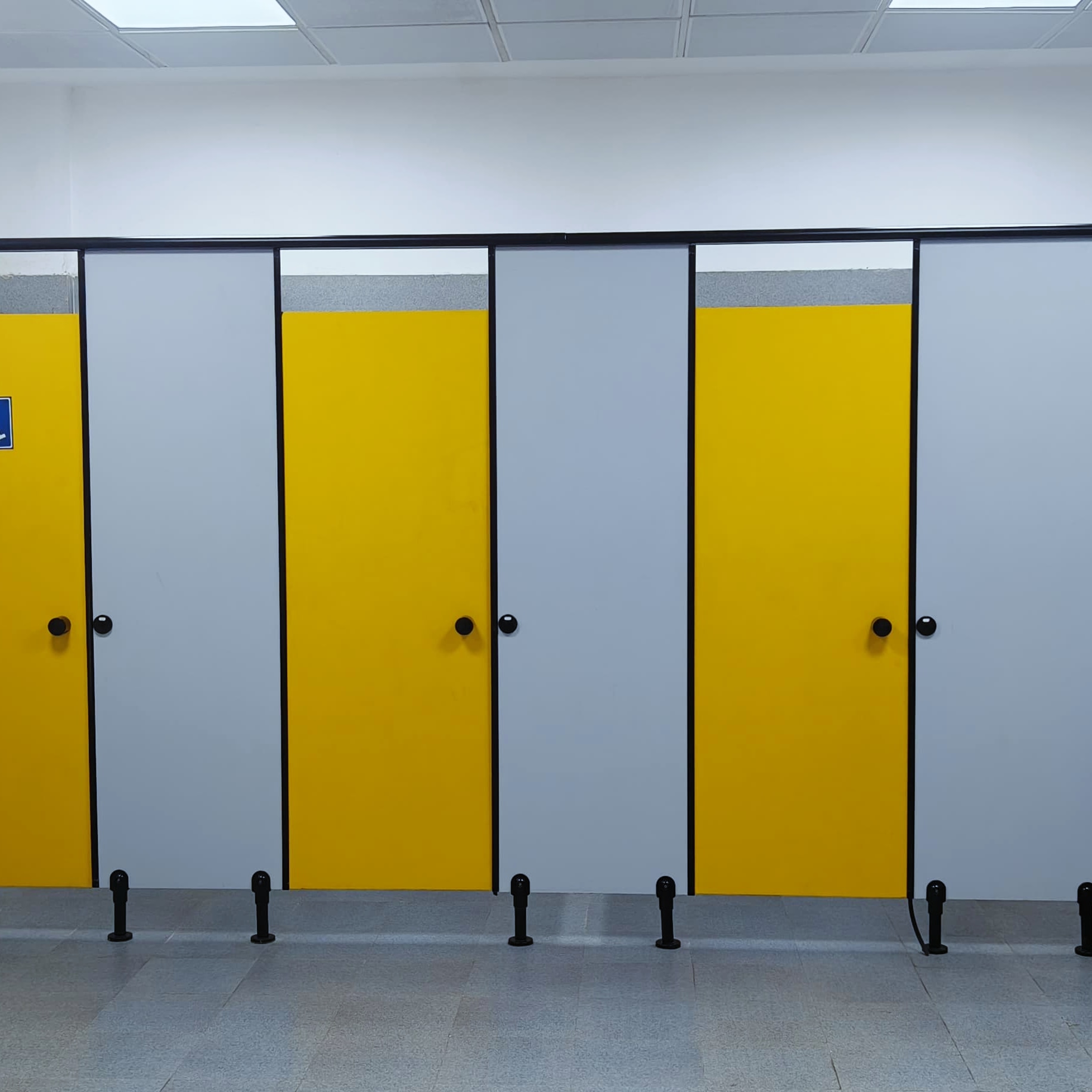 Toilet Cubicle Manufacturers in Delhi | Premium Toilet Partitions Suppliers