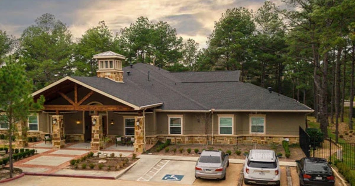 Why Are Group Activities Essential for Connection in Alzheimer’s Memory Care?